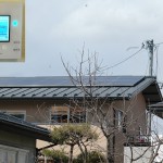 太陽光発電パネルと発電量モニター
