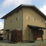 木のあたたかい雰囲気と調和した外観