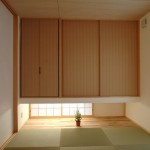 吊り押入れをあしらった風通しのよい和室