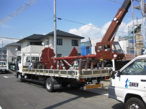 トラックに積まれた螺旋階段