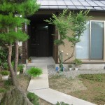 元々あった植栽をそのまま活かしたアプローチ