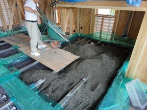 蓄熱砂利搬入