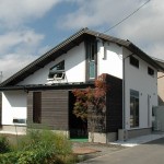 13 白とこげ茶のコントラストが美しい漆喰塗りの外観