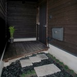 00 黒玉石を敷詰めた玄関アプローチ