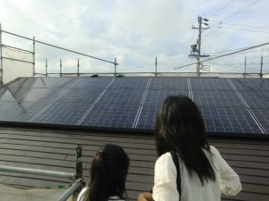 施主さんと太陽光パネル