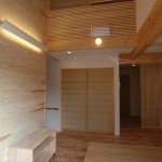 05 リビング天井は吹抜けで開放的に