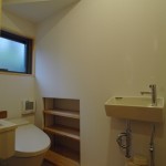 07　階段下を有効活用したトイレは壁厚収納付き