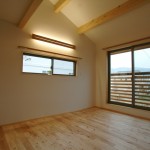 09　主寝室。窓の外はバルコニー。