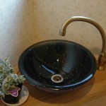 10 おしゃれなガラスボウルをあしらった、造作の手洗い