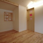 12 ３姉妹の部屋のドアは好きな和紙をポイントに。取替えも可能。