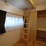 12 子供部屋は大きな収納の他に、ロフト収納も