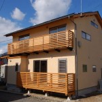 13　木の手すりがポイントの外観