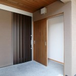 01_使い勝手のよい、引戸の玄関戸。横は便利な外収納。