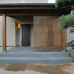 01_和風の庭に合わせてデザインした玄関
