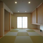 06_和室は吊り押入れで、採風と採光を確保