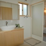 05 洗面脱衣　製作の洗面台にお施主さまの選んだタイルを貼りました。