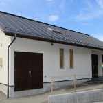 シンプルな外観、手前の扉はエコキュートを隠しています。
