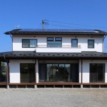 大きなウッドデッキと深い軒がポイントの外観。