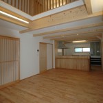 ロフトまで吹抜けた、開放感あふれる天井。
