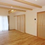 デザインを揃えた、和室と玄関ホールへのオリジナル建具。