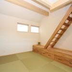 多目的室―椅子としても使える収納は、ロフトへつながるはしご付き