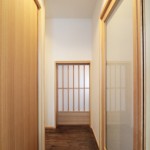 にじり口を思わせる書斎の入口