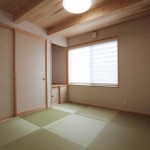 玄関に近い、小上がりの和室 : 建具を使用し独立した空間にも