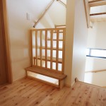 2階階段：子供用安全柵付き