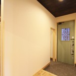 玄関01：写真左側は内玄関兼収納