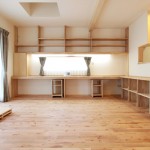 リビングにあるカウンター付きの造作棚