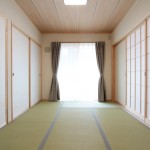 和室（幅の広い板を使用した敷目天井）