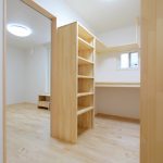 洋室からつながるウォークインクローゼット