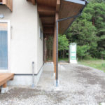軒の出深い自転車置き場